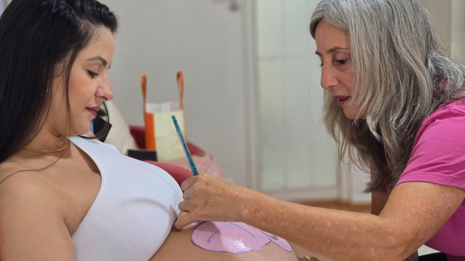 Magali Melo realizando arte gestacional